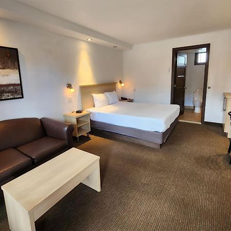 Ramada By Wyndham Laval Hotel Екстериор снимка