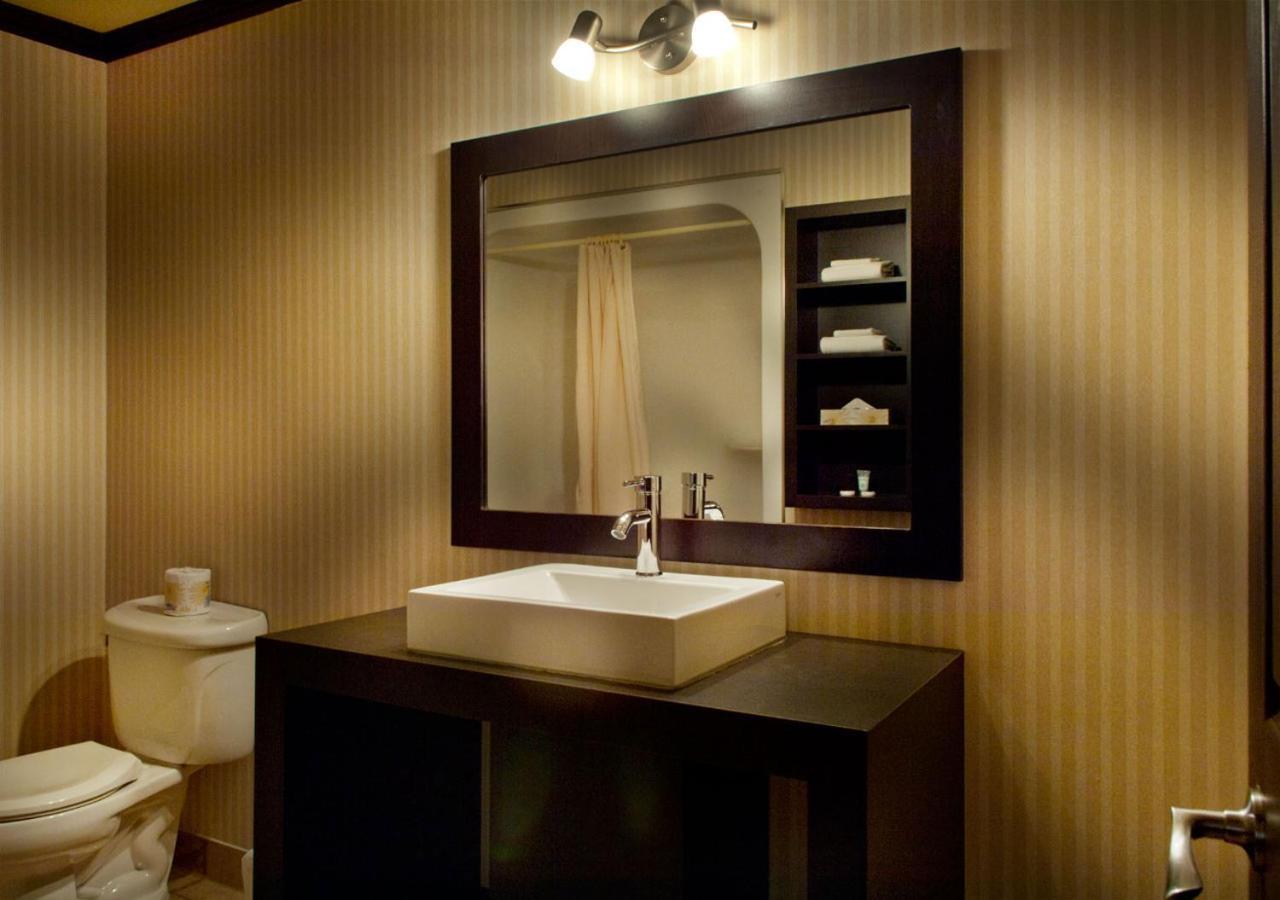 Ramada By Wyndham Laval Hotel Екстериор снимка