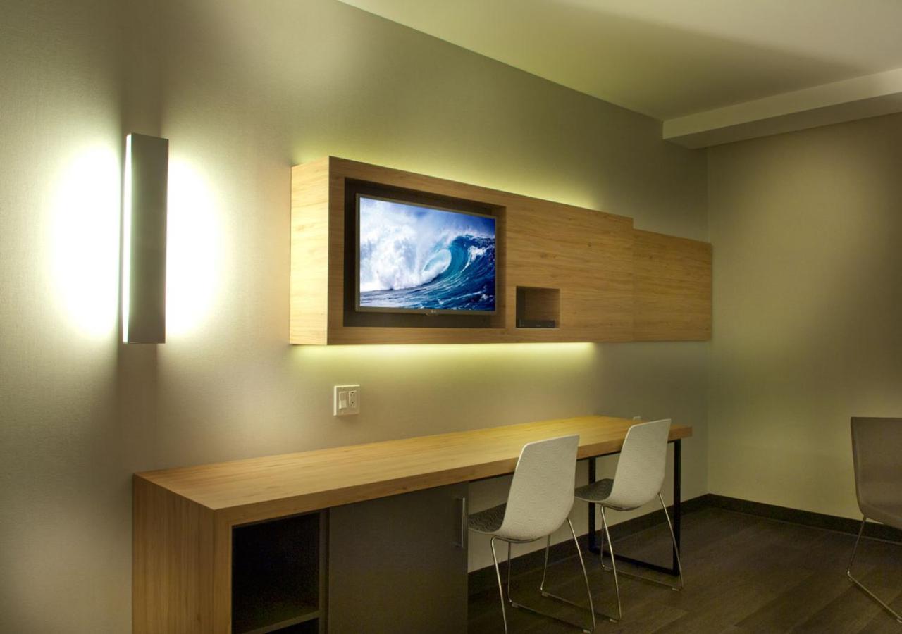 Ramada By Wyndham Laval Hotel Екстериор снимка