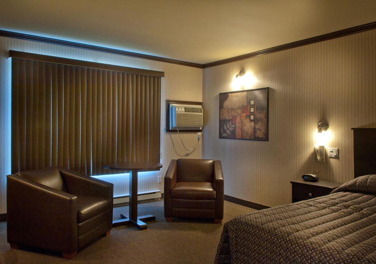 Ramada By Wyndham Laval Hotel Екстериор снимка