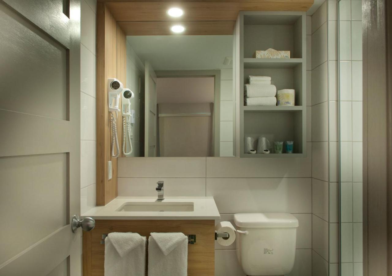 Ramada By Wyndham Laval Hotel Екстериор снимка