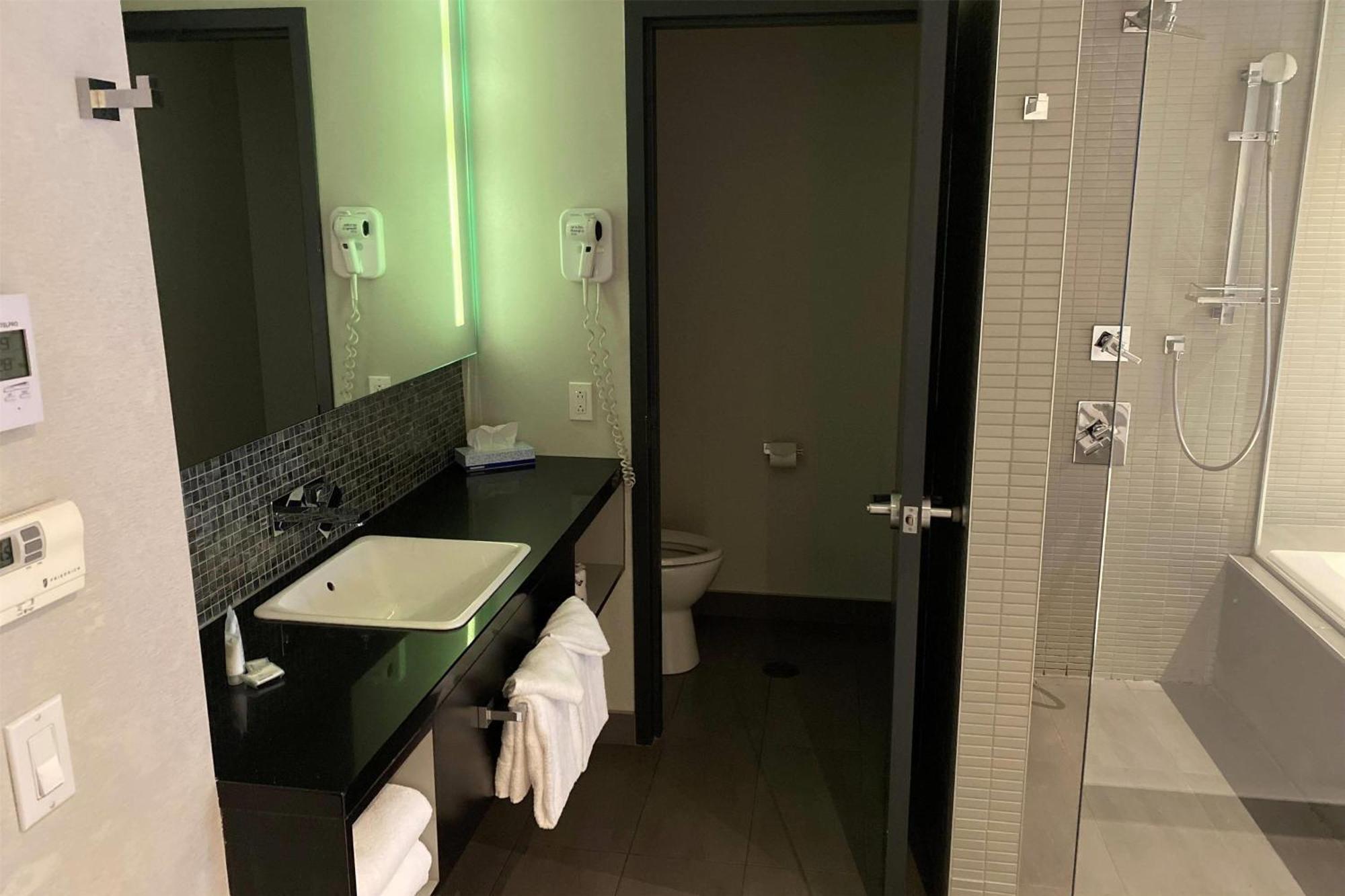 Ramada By Wyndham Laval Hotel Екстериор снимка