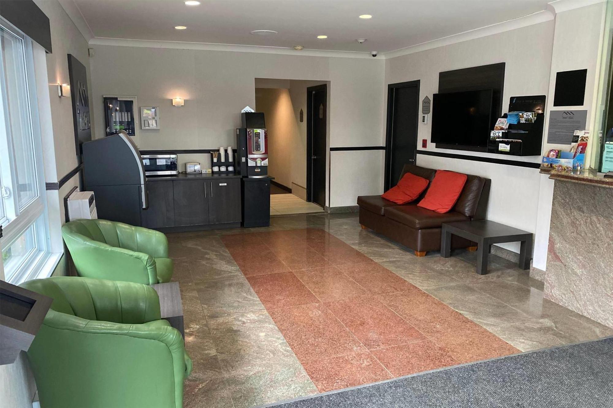 Ramada By Wyndham Laval Hotel Екстериор снимка