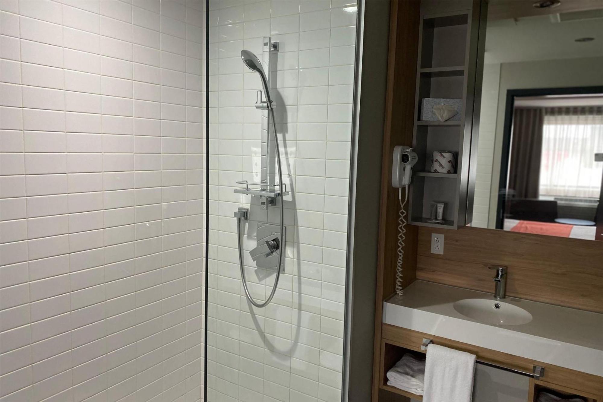 Ramada By Wyndham Laval Hotel Екстериор снимка