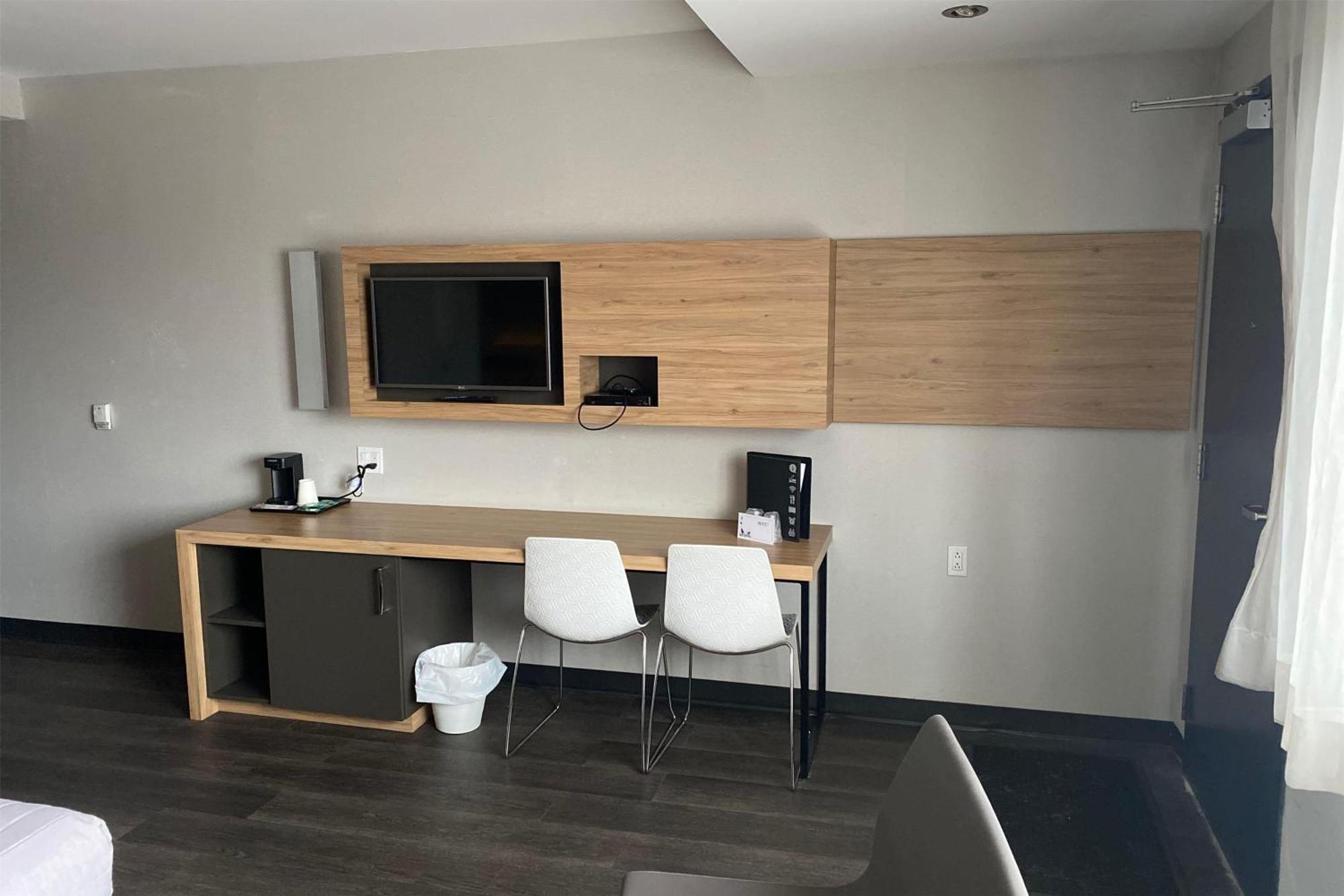 Ramada By Wyndham Laval Hotel Екстериор снимка