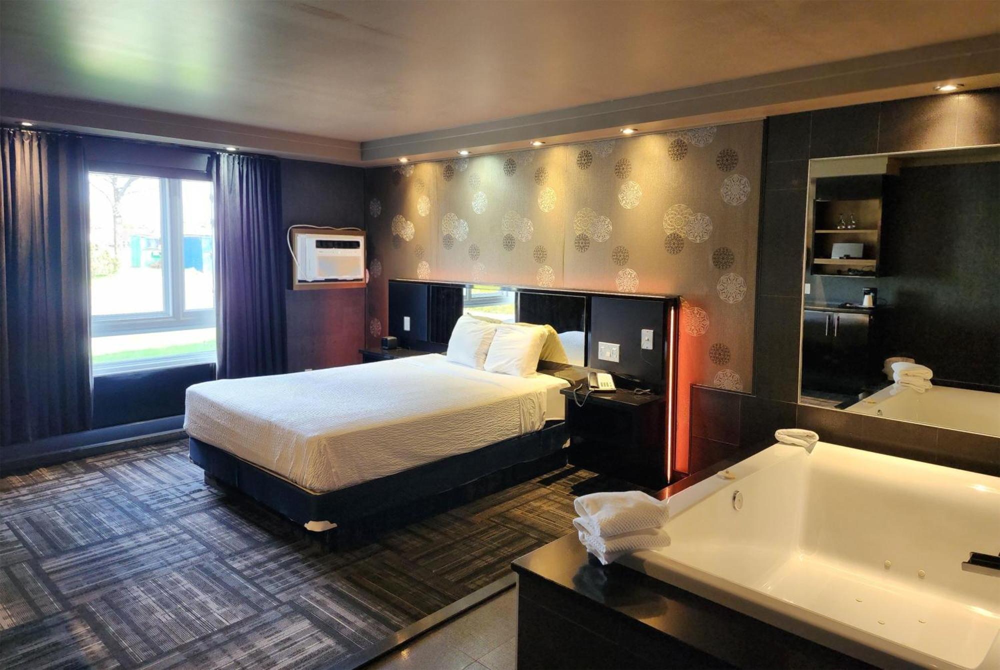 Ramada By Wyndham Laval Hotel Екстериор снимка