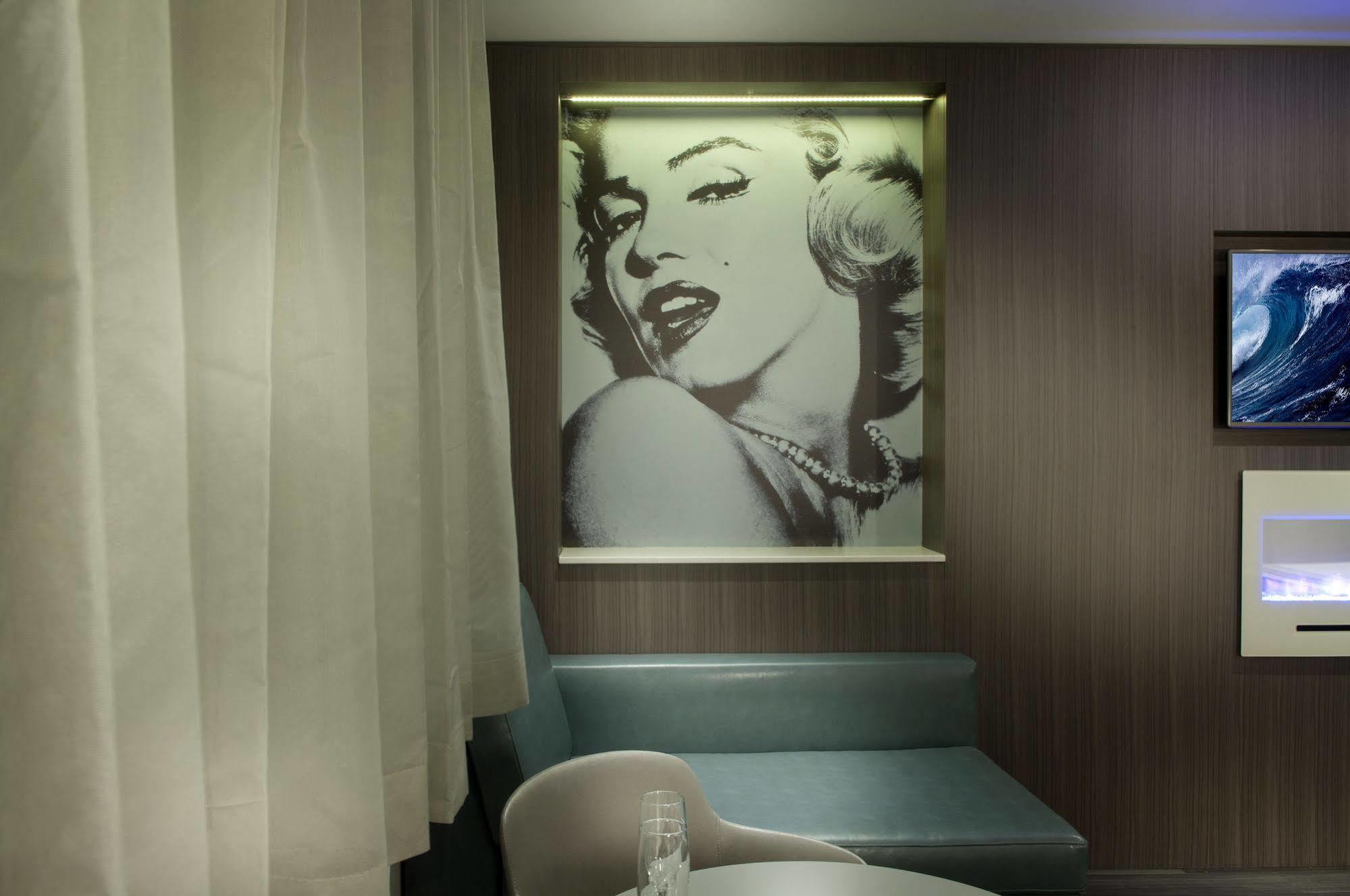 Ramada By Wyndham Laval Hotel Екстериор снимка