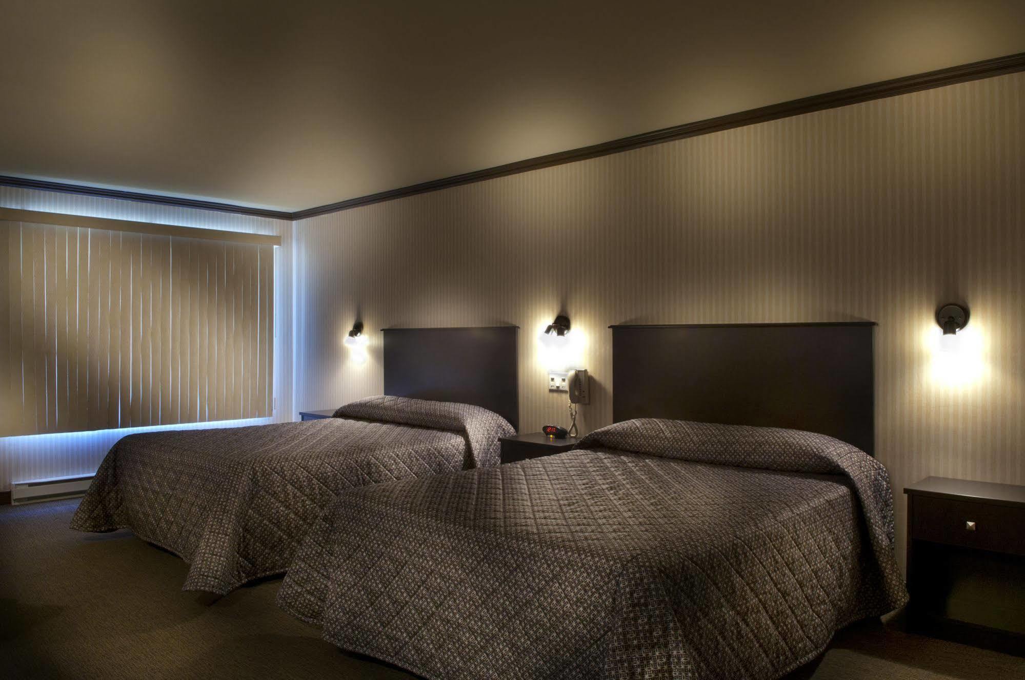 Ramada By Wyndham Laval Hotel Екстериор снимка